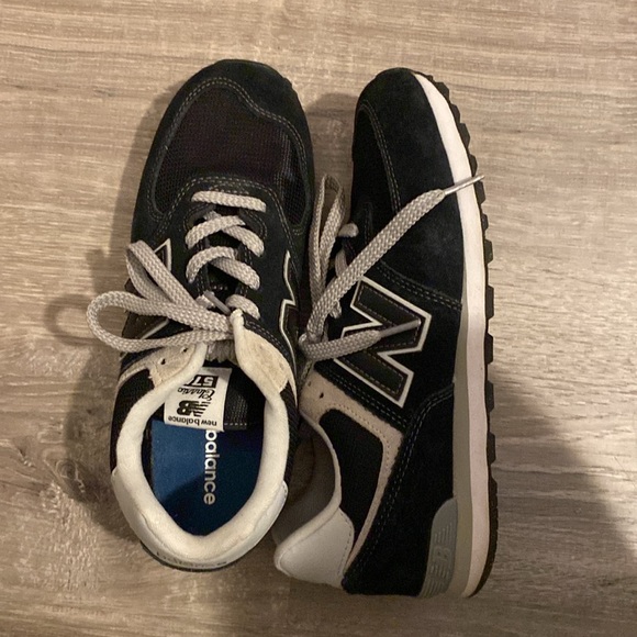 New balance black and grey sneakers 6.5 in men’s and 8 in women’s. - Picture 2 of 3